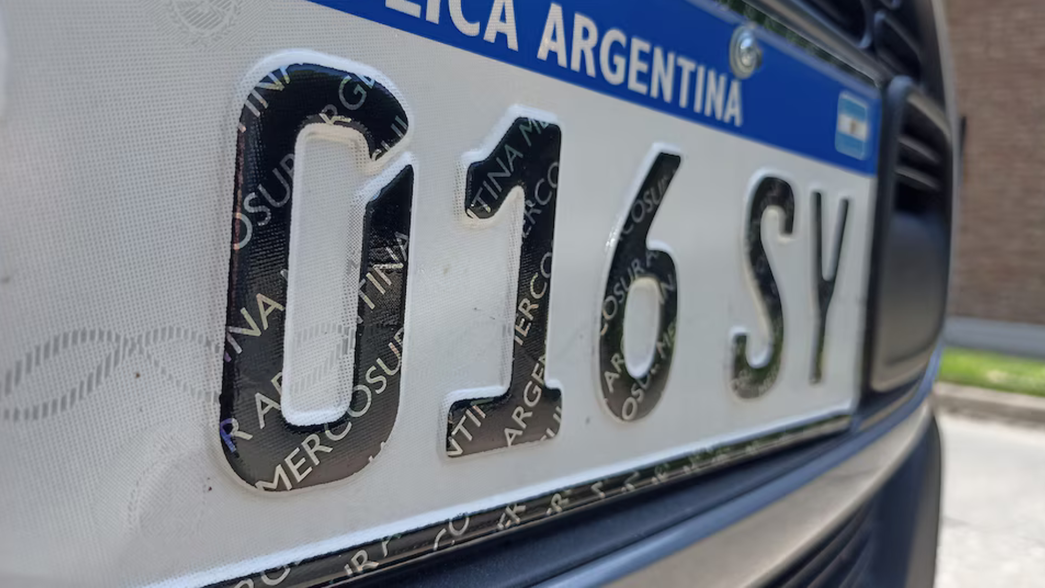 Las opciones de trámites para salir del país con autos o motos que no tiene chapa