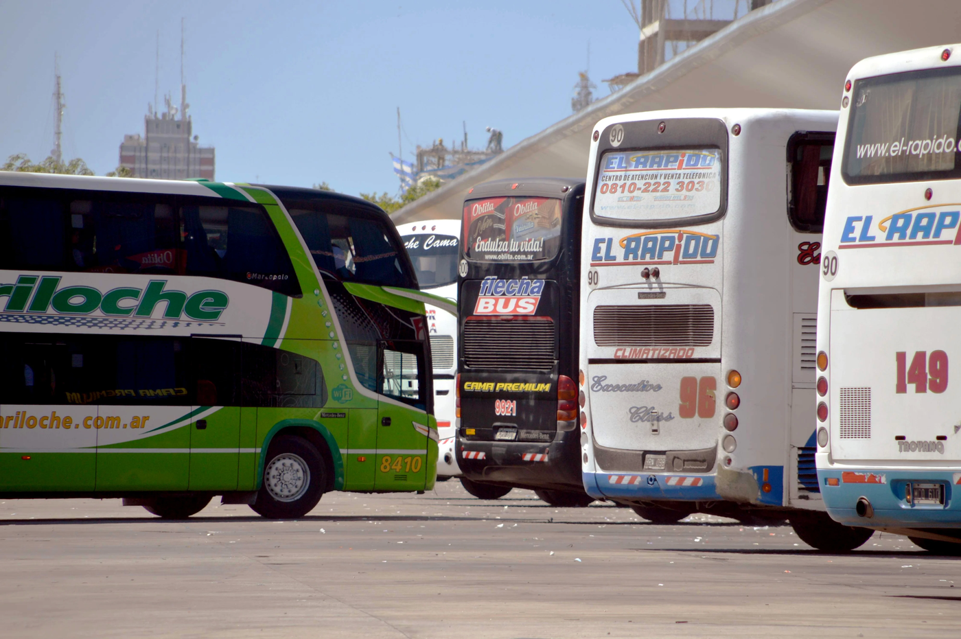 La medida impactará de lleno en el costo de los pasajes de los micros de larga distancia.