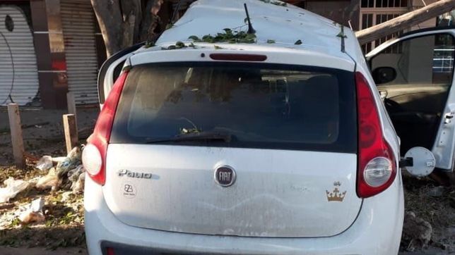 el domingo arranco con un auto incrustado en un poste de luz