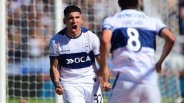 un lobo necesitado va por la recuperacion frente al globo un lobo necesitado va por la recuperacion frente al globo