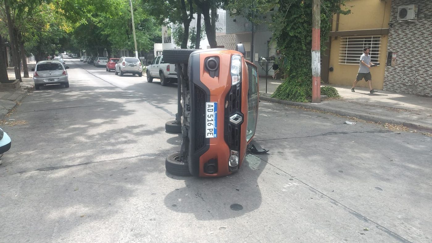 Así fue el insólito choque y vuelco entre dos autos en una esquina de La  Plata