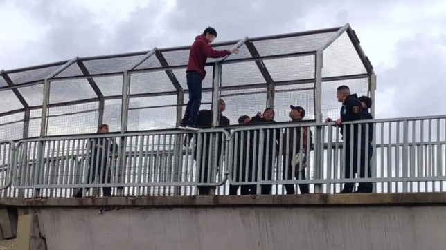 un joven intento arrojarse desde un puente en la autopista y tuvo que ser rescatado