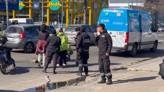 una motociclista hizo una mala maniobra en plena avenida y cayo al asfalto