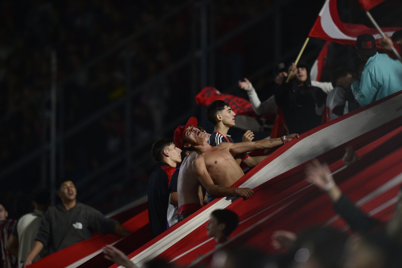 Estudiantes Tigre Hinchada.JPG