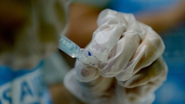 la provincia confirmo cuando y a quienes empezaran a darles dosis de refuerzo