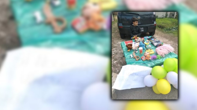 un nene platense regalo sus juguetes a los que menos tienen por el dia de la ninez