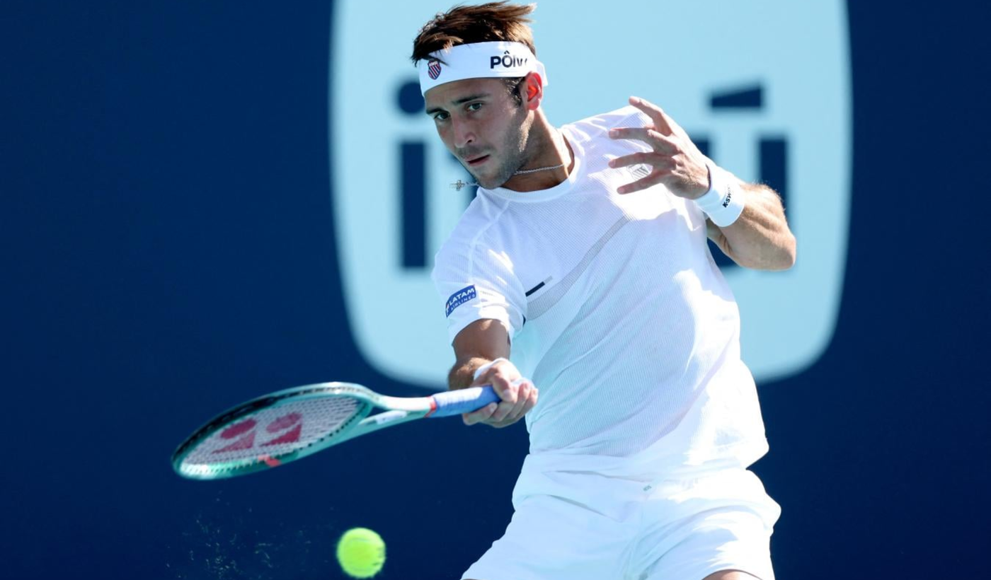 Tomás Etcheverry no pudo con Tommy Paul en Miami.