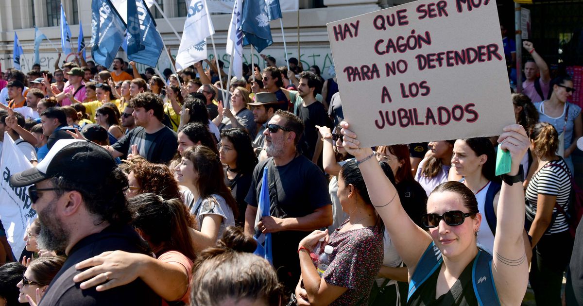 Fuerte movilización de la UNLP para marchar junto a los jubilados