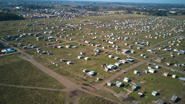 cloacas, electricidad y escrituras: el plan urbanistico para la megatoma de los hornos