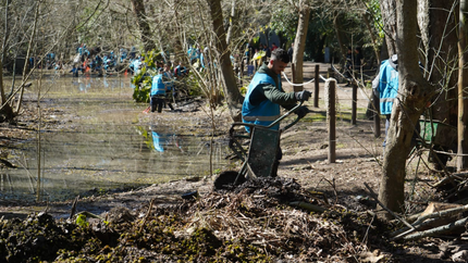 Realizaron un profundo operativo de limpieza en el arroyo y las lagunas del Bioparque