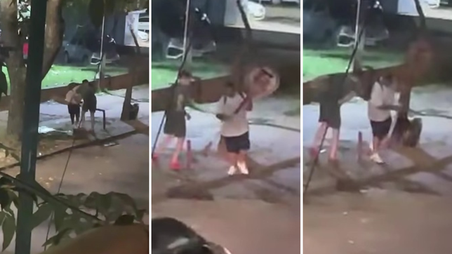 dos jovenes robaron en la plata un cartel de prohibido estacionar y quedaron grabados