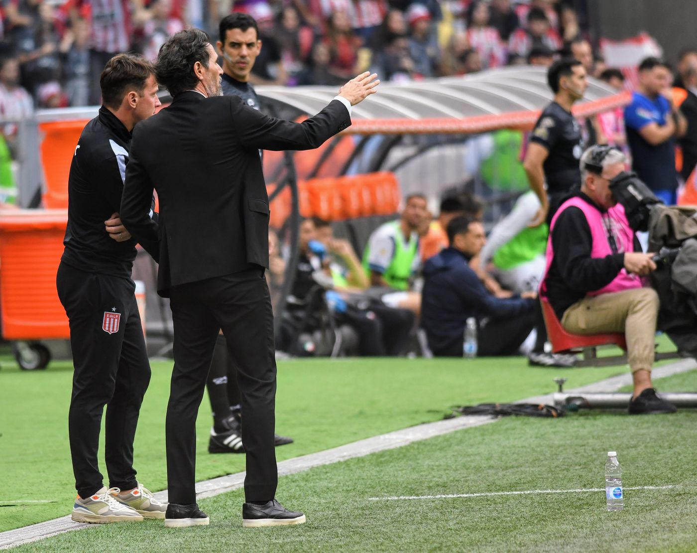 Eduardo Domínguez en acción durante Estudiantes vs. Vélez. Eduardo Domínguez en acción durante Estudiantes vs. Vélez.