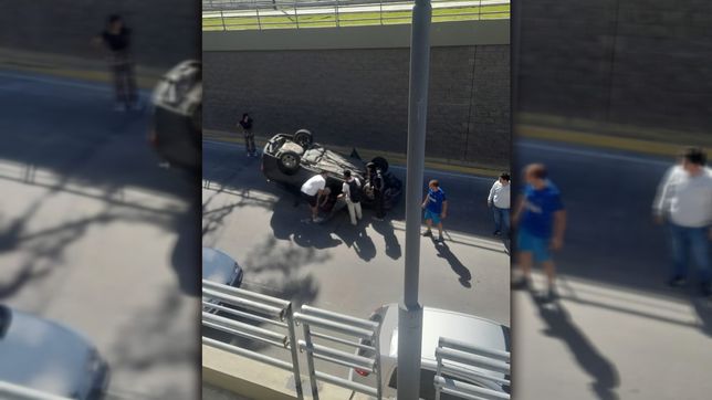 impactante vuelco de un auto en el bajo nivel de 32 y 115