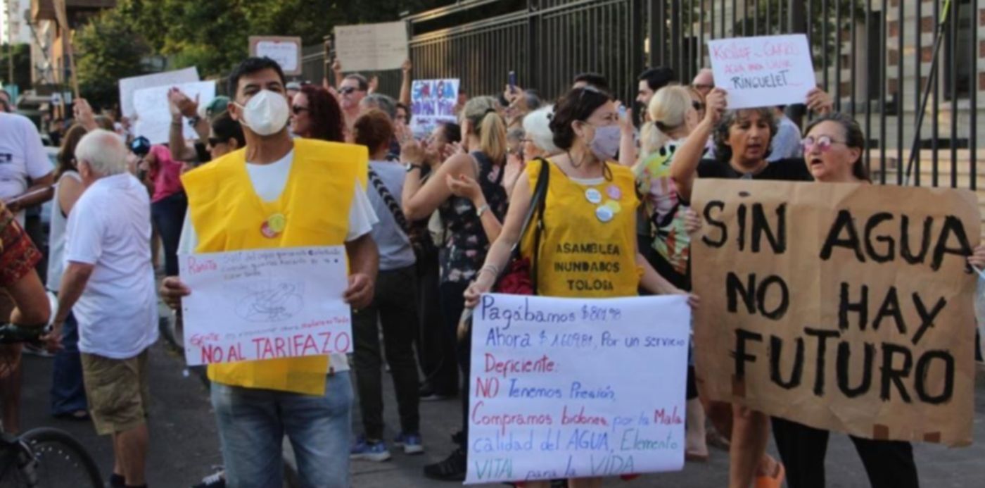 Reclamo falta de agua Casa de Gobierno