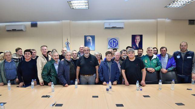 kicillof marcho por el dia del trabajador, se reunio con la cgt y critico la ley bases