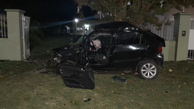 un joven de 26 anos perdio el control de su auto, despisto, choco contra un paredon y murio