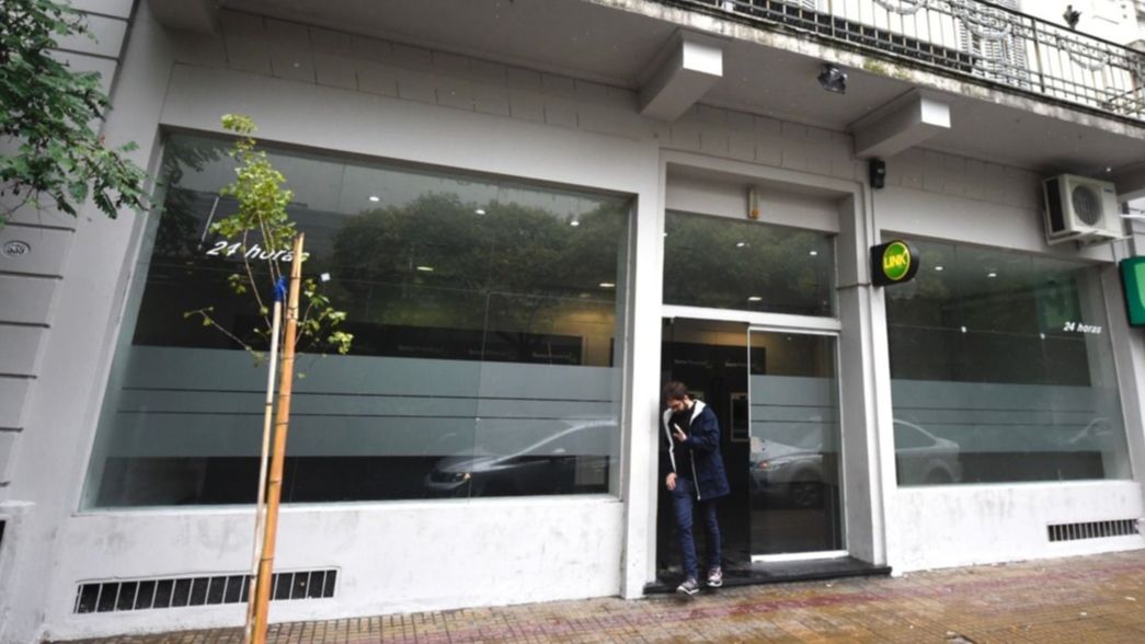 Vuelven a abrir los bancos a pesar de la cuarentena: ¿quiénes pueden ir y qué trámites harán?