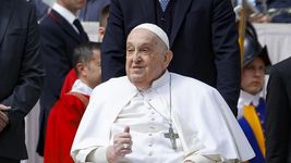 el ultimo gesto del papa francisco: ¿que dono antes de morir, a donde y por que?