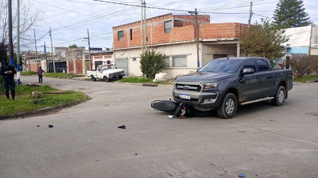 dos personas resultaron heridas tras un choque entre una moto y una camioneta