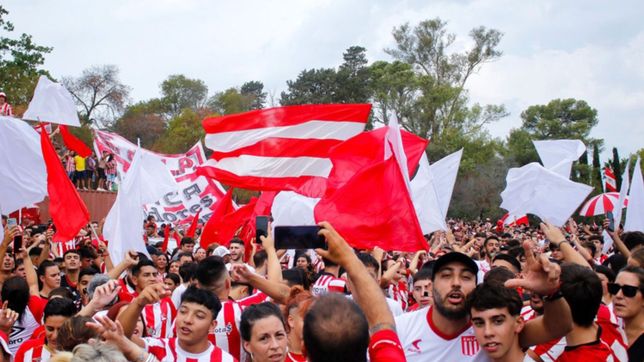 video: con bombos, banderas y canticos, asi despidieron al plantel pincha en city bell