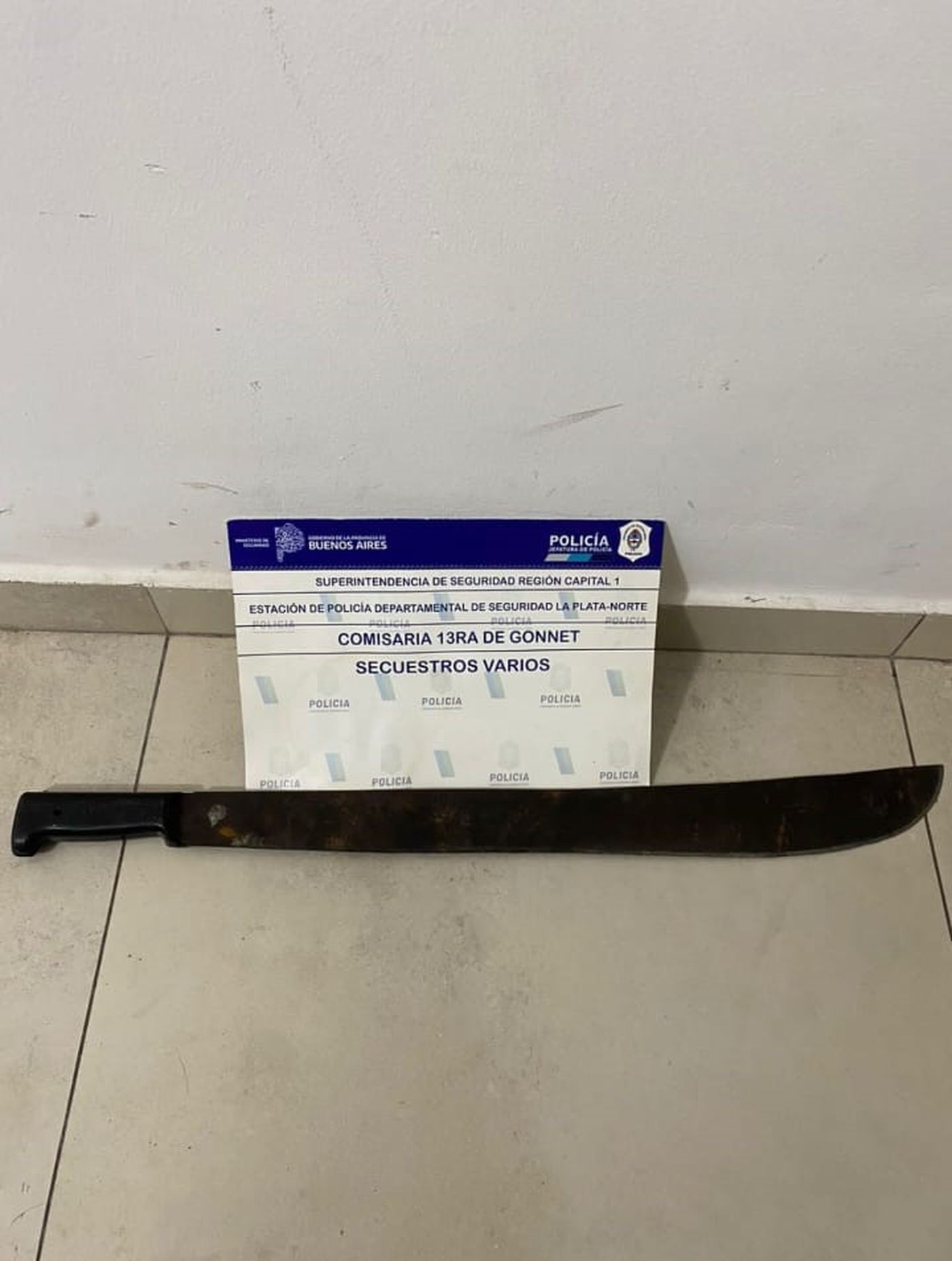 En el altercado ocurrido el último martes, uno de los cinco agresores utilizó un machete para agredir a los uniformados. 