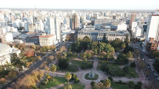 ¿a que se debe el fuerte olor a humo que se siente en las calles de la plata?