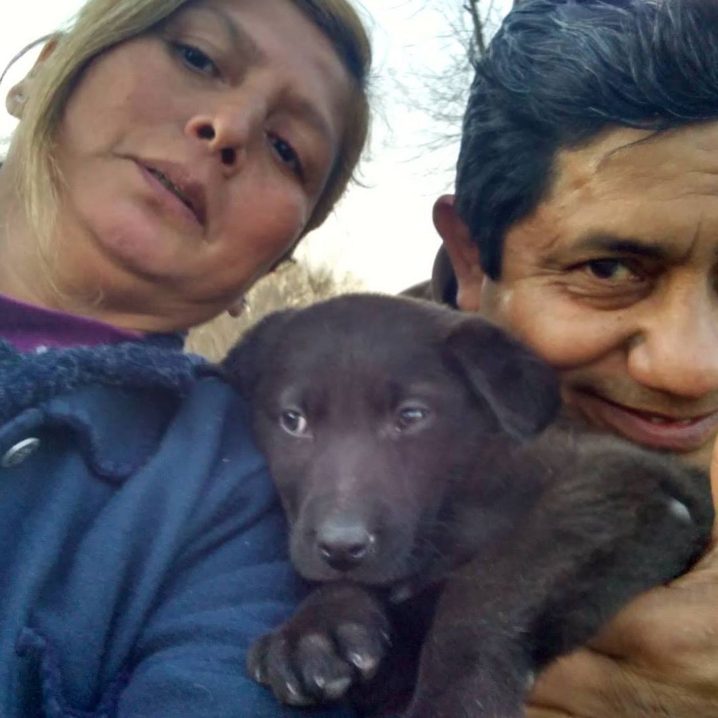 Carmen y Antonio junto a la perrita que la sigue acompañando