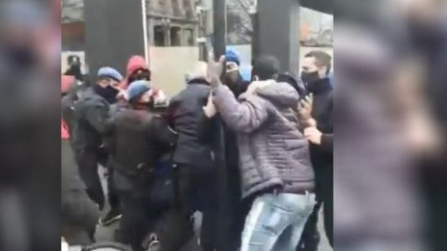 video: violento enfrentamiento entre policias y vendedores ambulantes en la plata