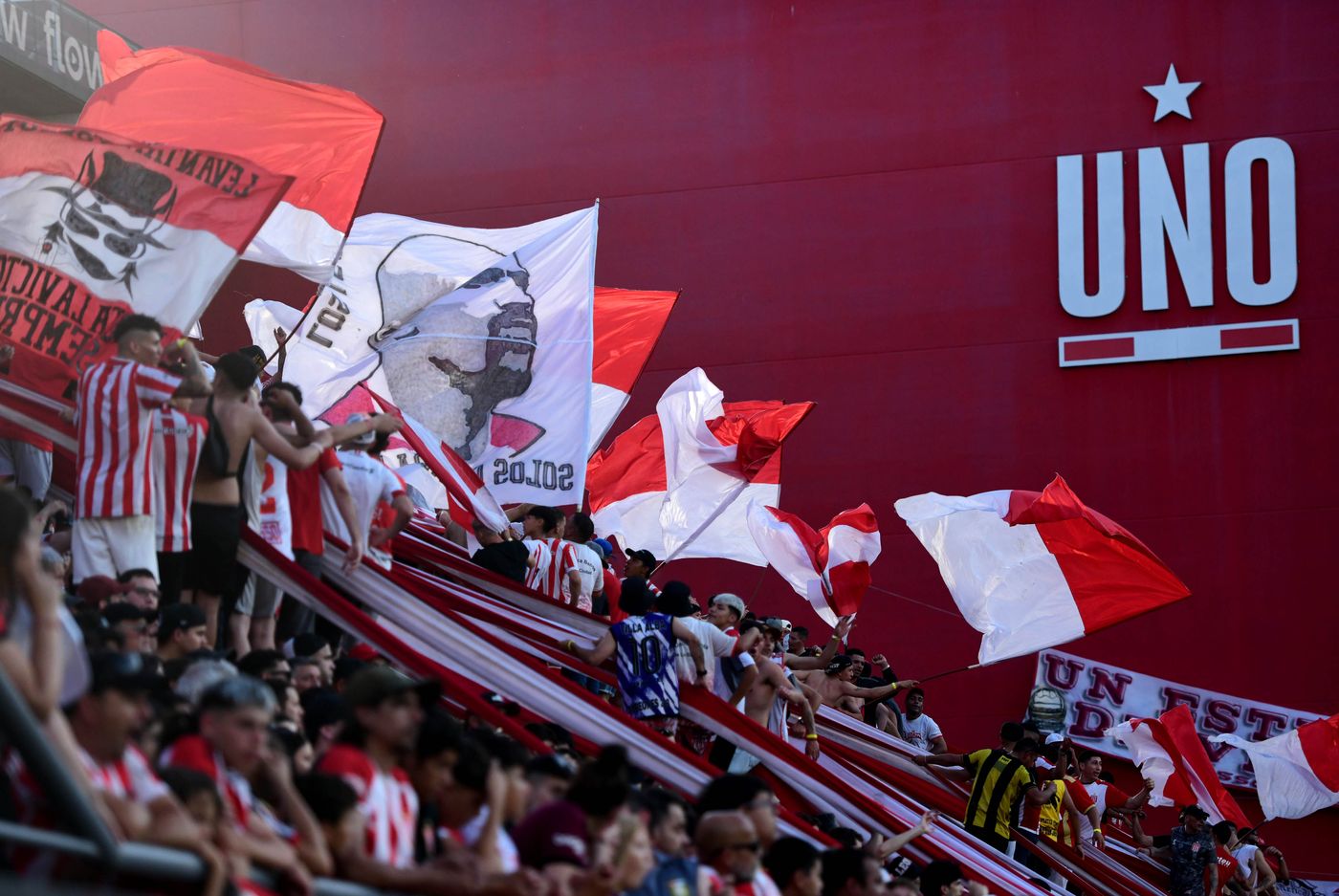 Estudiantes Instituto Hinchada Estadio UNO 3 Verón.jpg
