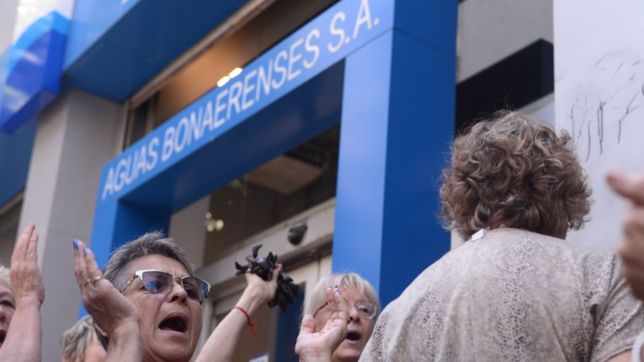 furia contra absa: vecinos revelaron que la presion es cinco veces menos que la necesaria