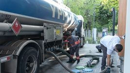 llegaron los camiones de ypf a la plata y empieza a normalizarse la carga de combustibles llegaron los camiones de ypf a la plata y empieza a normalizarse la carga de combustibles