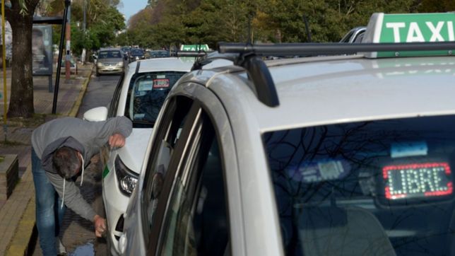 se viene otro fuerte aumento en las tarifas de los taxis platenses