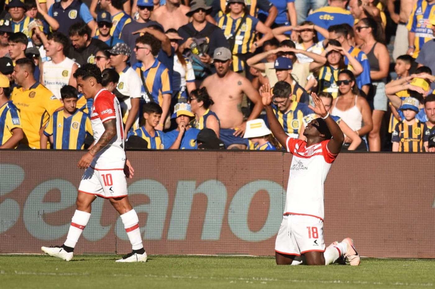 Edwuin Cetré festeja el gol para Estudiantes.