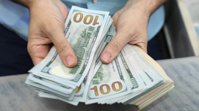 el dolar blue cerro con una importante baja tras el pico de casi $500