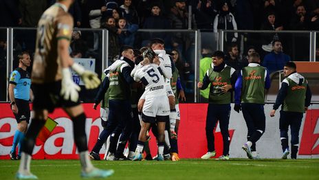 Gimnasia Banfield festejo gol 2.JPG