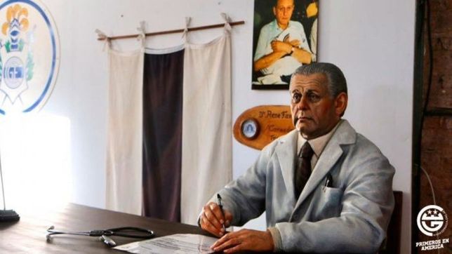 una familia de cordoba fanatica del lobo dono al museo de gimnasia una estatua de rene favaloro