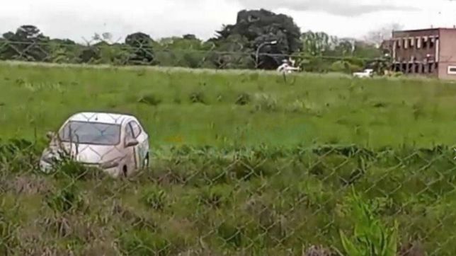 aparecio un auto en el aeropuerto de la plata, pero nadie sabe de quien es y como llego hasta ahi