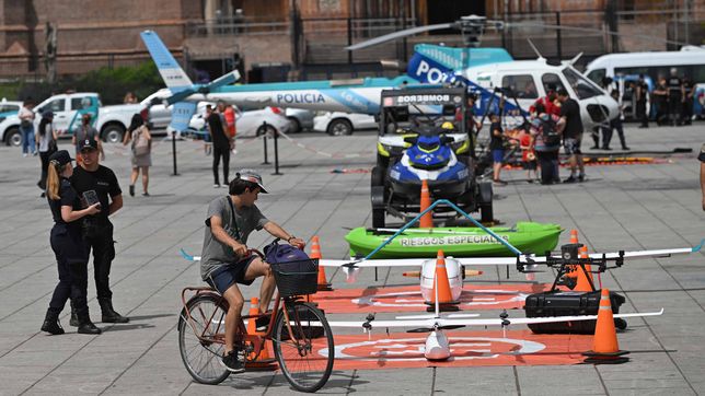 con un helicoptero, drones y simulacros de rescate, plaza moreno celebra el dia nacional de la defensa civil