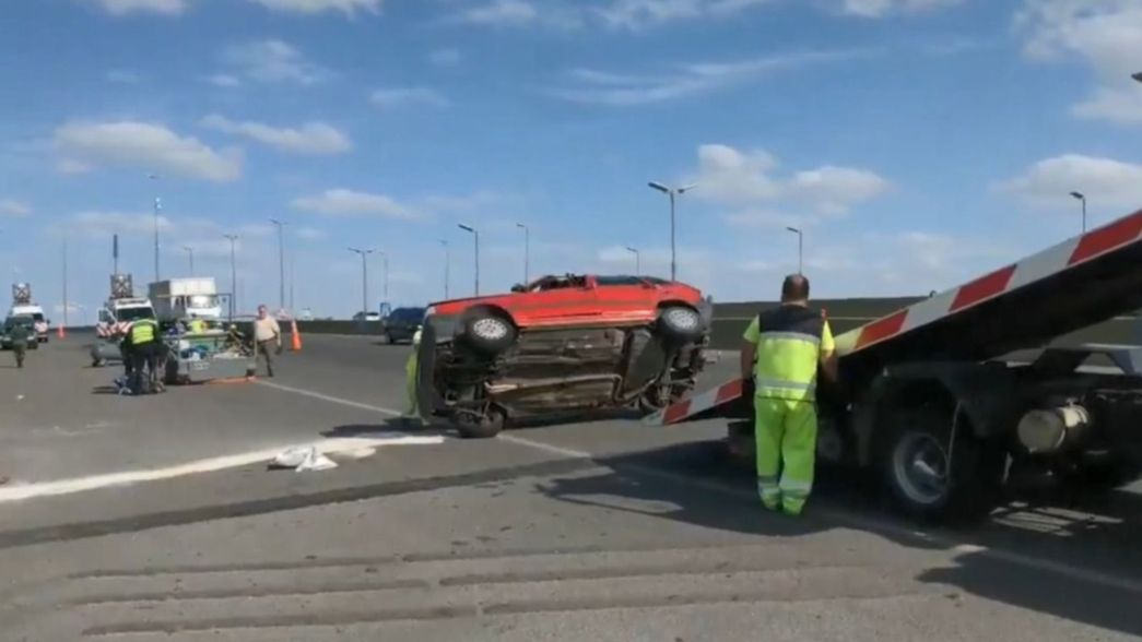 Impactante vuelco en la subida de la Autopista La Plata - Buenos Aires