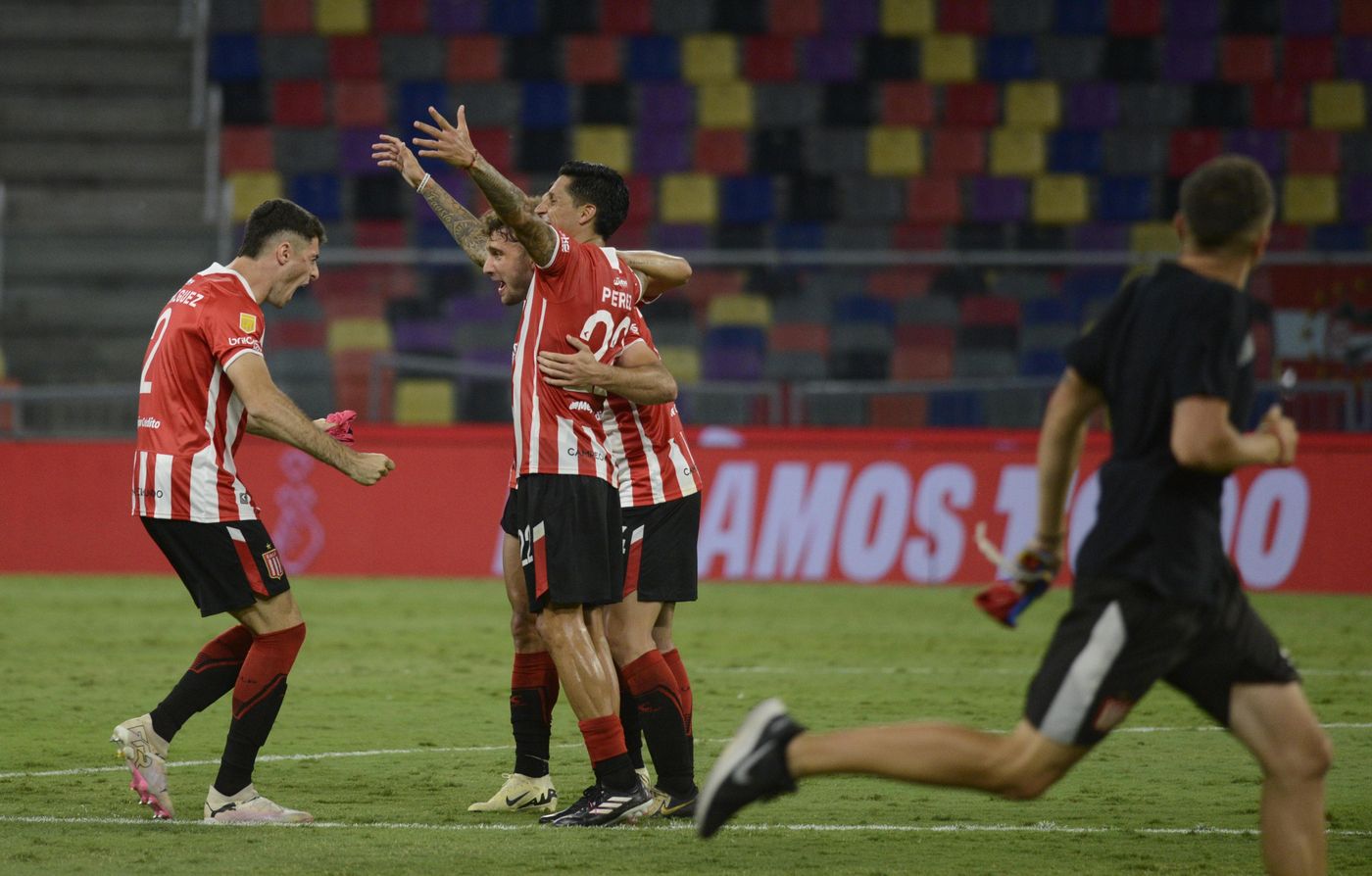 Estudiantes Velez Trofeo de campeones festejo Enzo Perez.jpeg