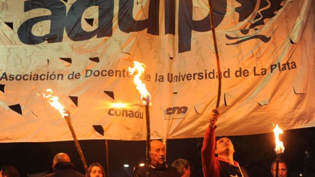 docentes de la unlp aceptan la oferta del gobierno, pero igual salen a la calle a marchar
