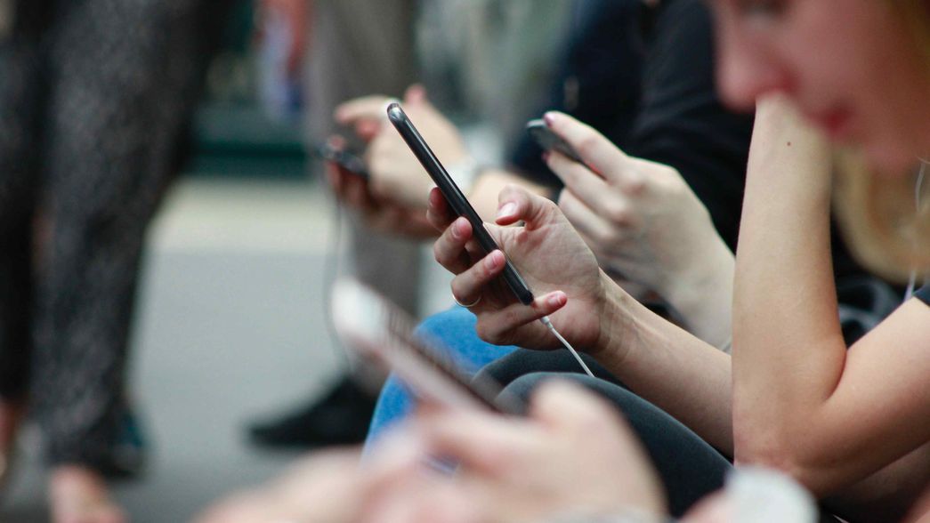 Patricia Bullrich presentó la Línea *910 para bloquear celulares robados en Argentina