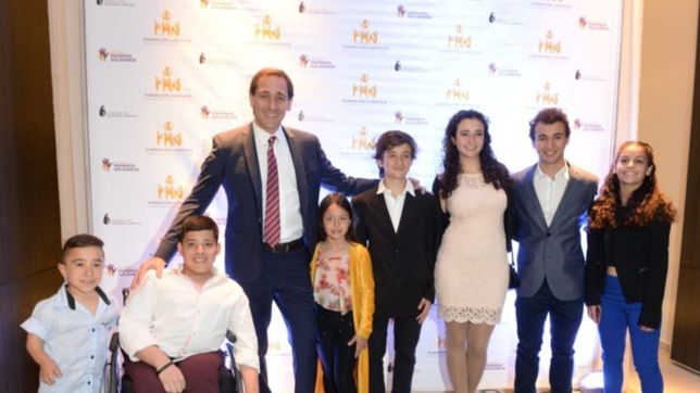 garro participo de la gala solidaria por el hospital de ninos junto a jovenes destacados
