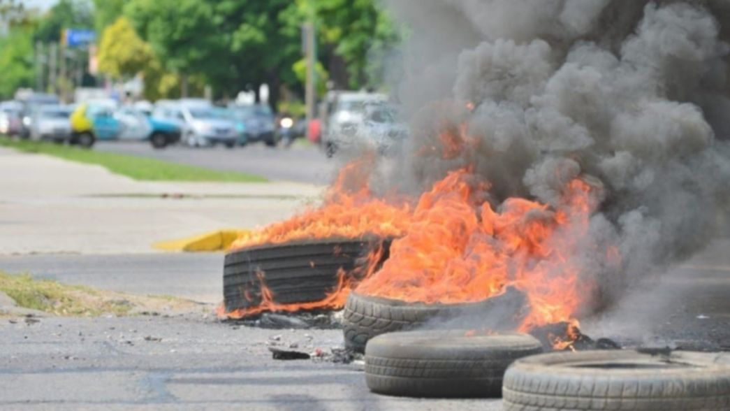 Corte, gomas quemadas y caos de tránsito en plaza Moreno por una protesta de UPCN
