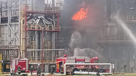 un incendio se desato dentro de la refineria de ypf un incendio se desato dentro de la refineria de ypf