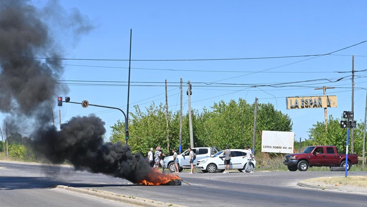 Protesta avenida 44 Lisandro Olmos (9).jpeg