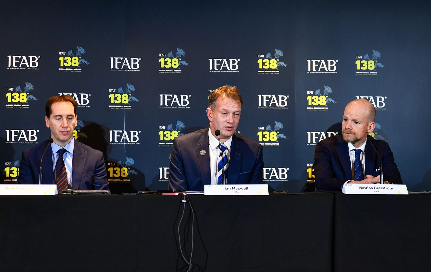 La FIFA supervisó los cambios de la IFAB en el reglamento del fútbol.