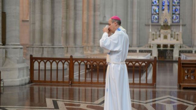 al aire libre y con un tope de 20 fieles: las misas despues del reclamo de tucho fernandez
