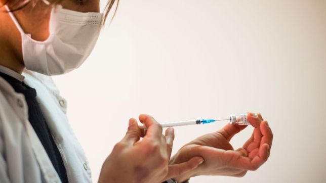 un informe del gobierno bonaerense revela que paises ya estan aplicando terceras dosis