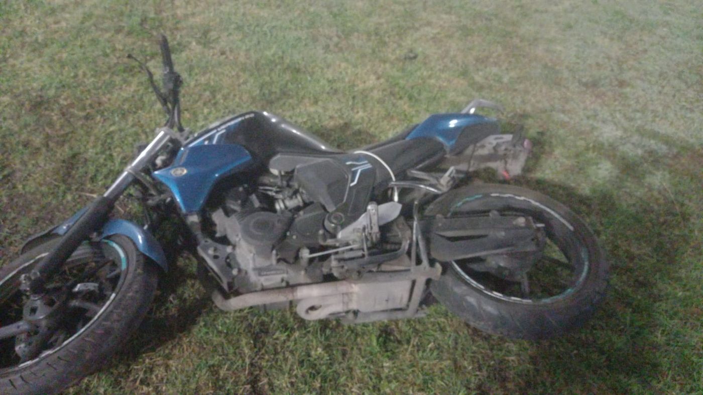 El motociclista se accident&oacute; a las afueras de La Plata. Se encuentra internado en Romero